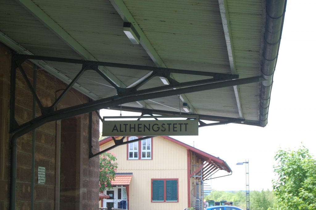 Die wrttembergische Schwarzwaldbahn am 28. Mai 2012 am Bahnhof Althengstett

