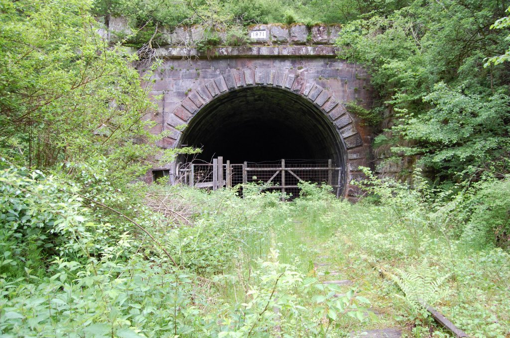 Die w�rttembergische Schwarzwaldbahn am 30. Mai 2013 vor dem Westportal des Forsttunnels.
