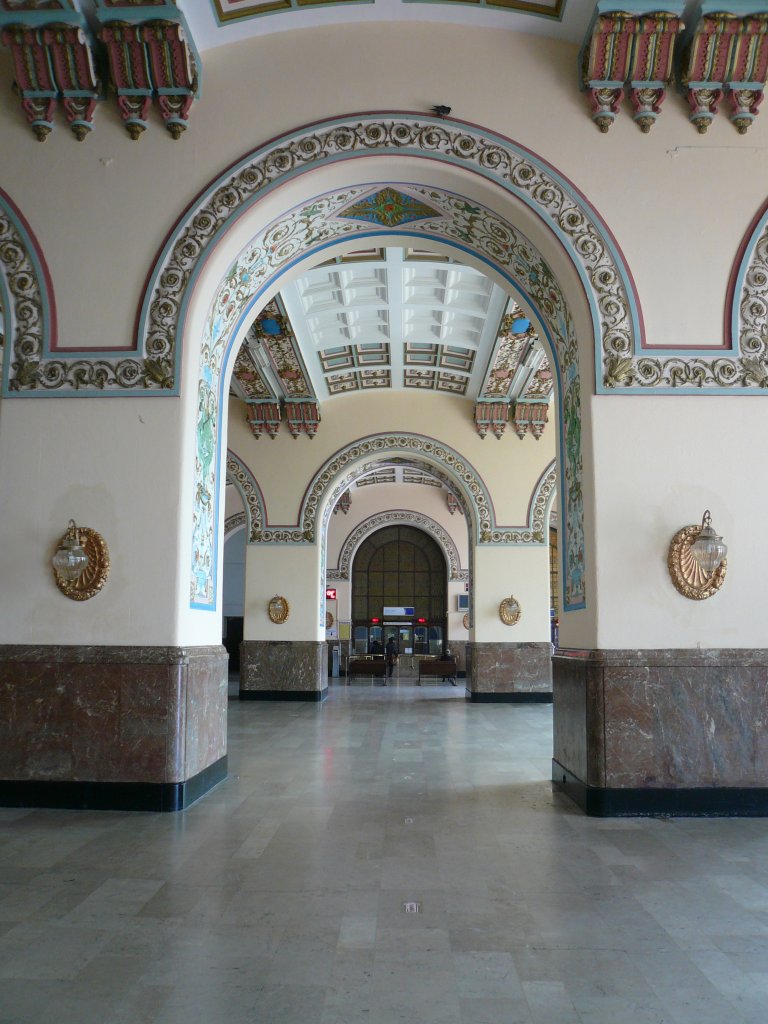 Die wunderschne Schalterhalle des Bahnhof Haydarpascha am 8.4.2009. Leider droht dem Endpunkt der ehemaligen Bagdadbahn die Stilllegung, da der neue Tunnel bei skdar aufs Land treffen wird.