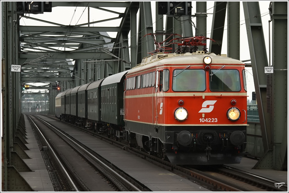 Die wunderschne 1042 23 fhrt mit EZ 7397 von Korneuburg nach Wien Sdbf-Ostseite. Handelskai 1.5.2011