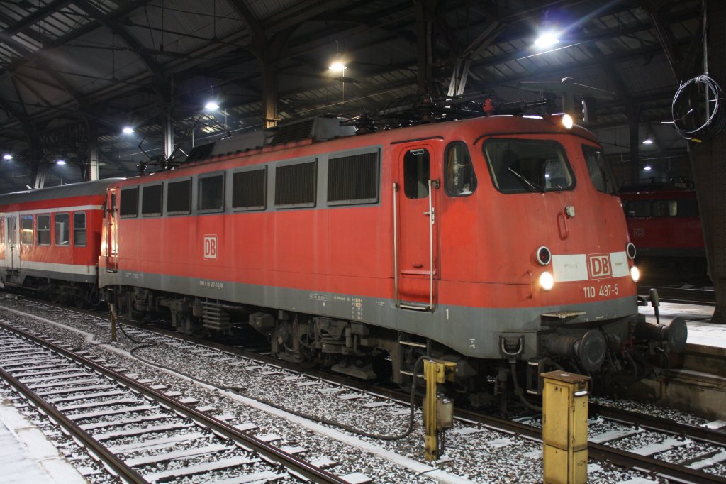 Die Wunderschne 110 497-5 Steht am Abend des 08.02.10 in Aachen Hbf Abfahrbereit als
LZ nach Aachen Rothe Erde Abstellgruppe