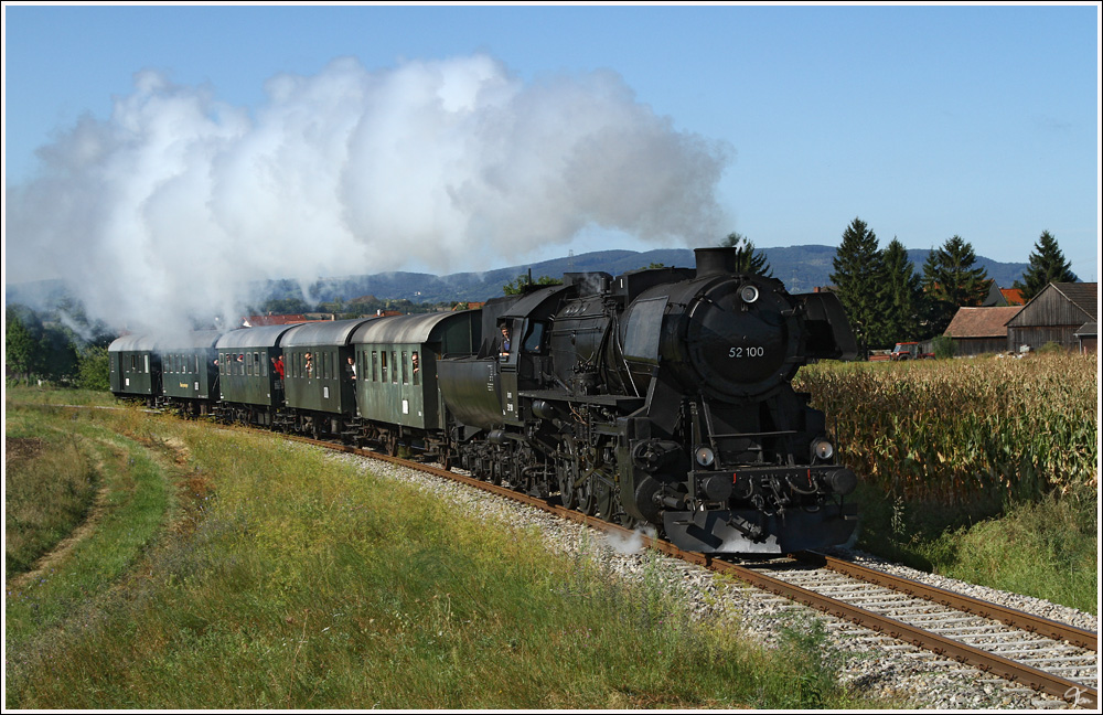 Die wunderschne Dampflok 52.100 fhrt mit dem Erlebniszug 7390  Leiser Berge  von Korneuburg nach Ernstbrunn. 
Harmannsdorf 28.8.2011