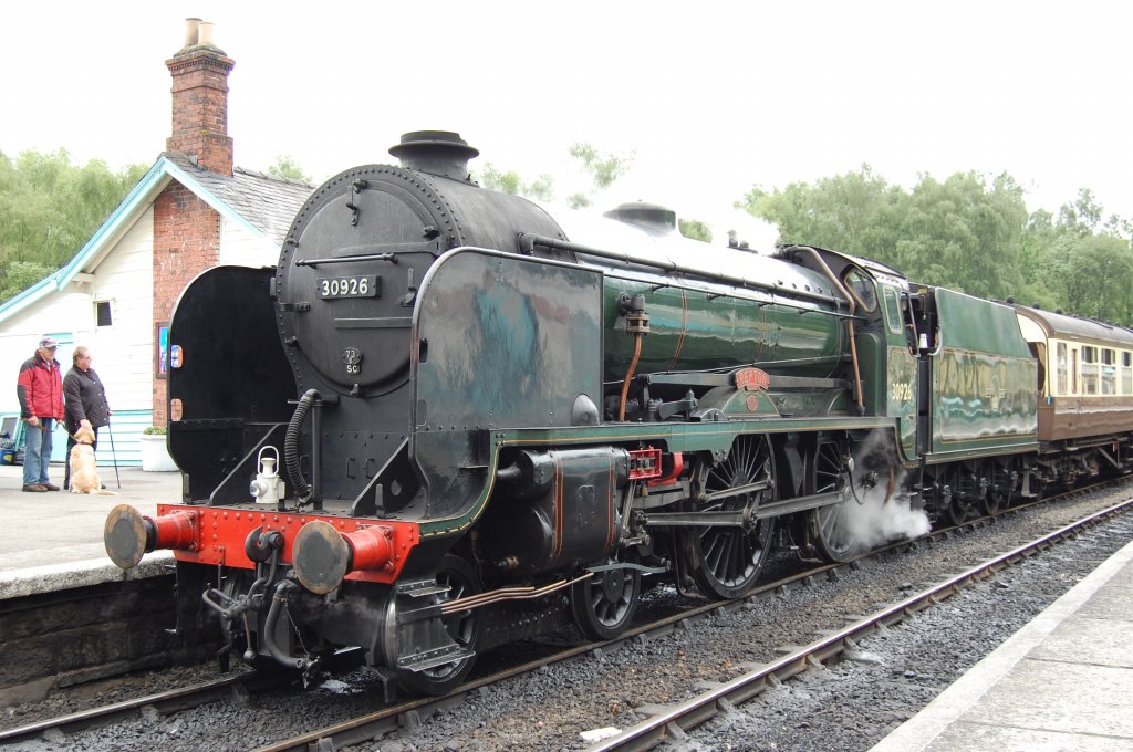 Die Wunderschne Schools Class  Repton  wartet in Grosmont auf den Abfahrt's-Befehl. Yorkshire Juni 2010