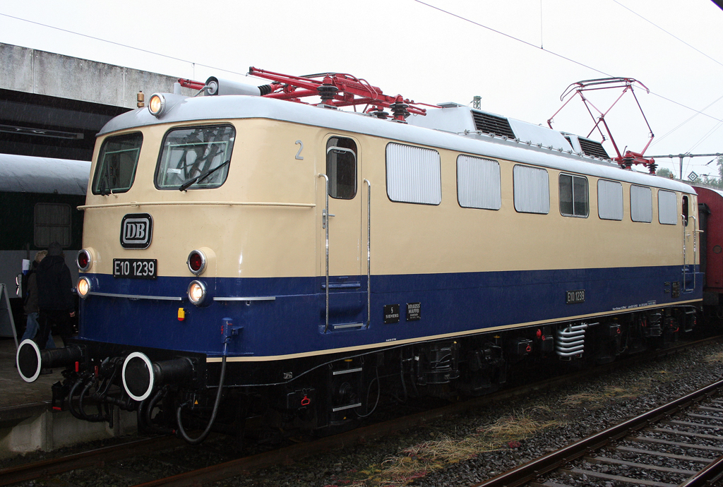 Die Wuppertaler E10 1239 ist ebenfalls zum Viaduktfest in Altenbeken am 03.07.2011 vertreten, gute Fahrt zur HU nach Dessau (LDX) am Montag!