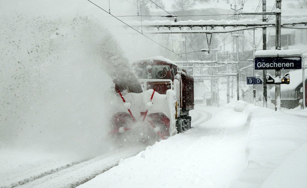 Die Xrotm 95 ist am 10.12.12 in G�schenen mit reichlich Arbeit besch�ftigt. Die 5 wichtigsten Hauptgleise des Gotthardnordrampe-Bahnhofs werden mehrmals, durch das in Erstfeld beheimatete Schneer�umungs-Unget�m, von den Schneemassen befreit.