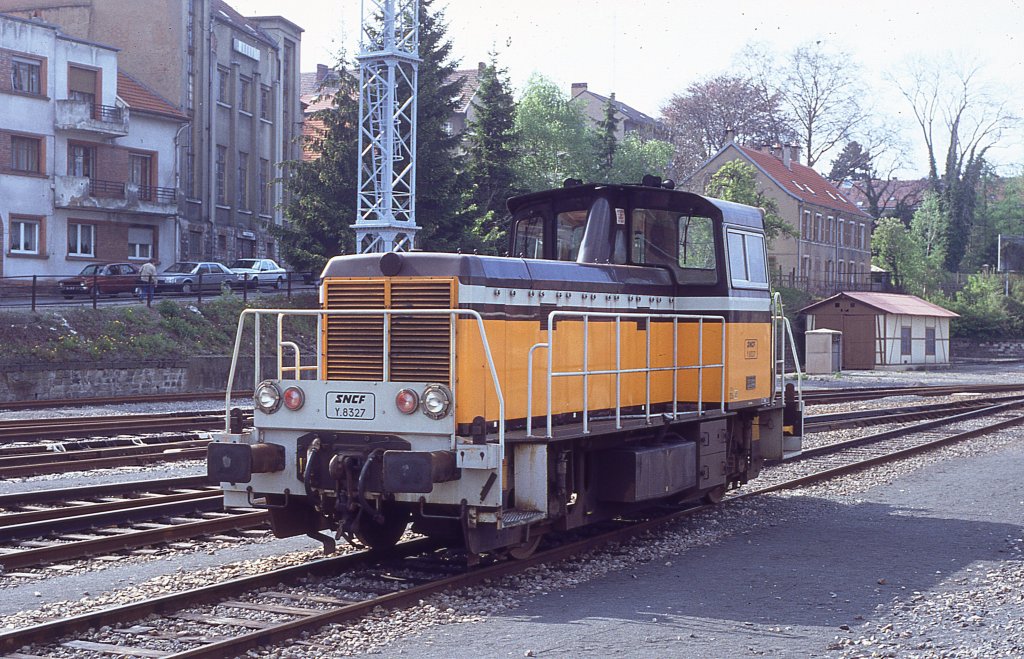 Die Y8327 steht an einem Sonntag im April 1990 im Bahnhof von Sarreguemines. Nikon F301 - Scan vom Dia. 
