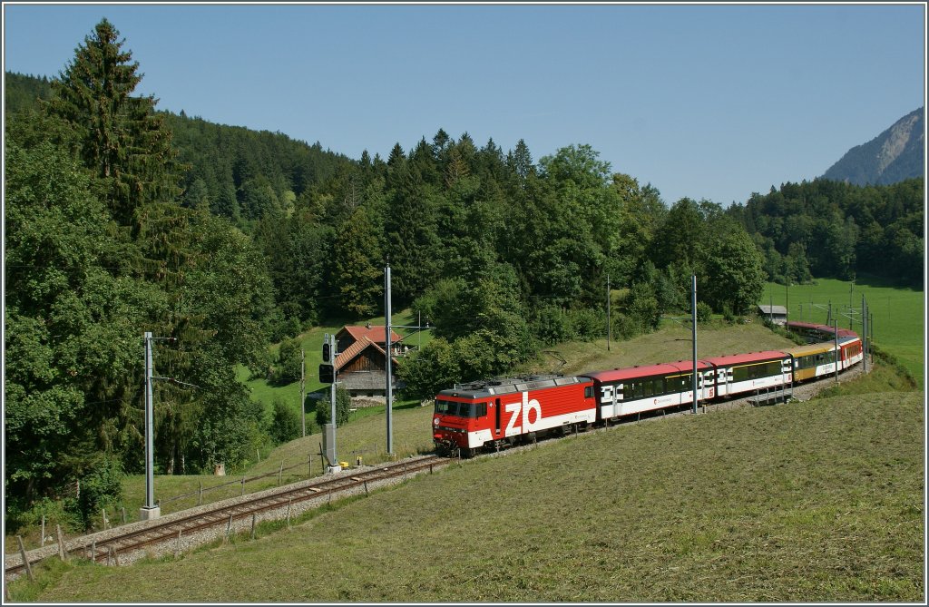 Die  zb  HGe 101 965-2 mit dem IR 2220 von Luzern nach Interlaken zwischen Lungern und Brnig Hasliberg, kurz nach der Kreuzungsstation  Kppeli .
20. August 2012