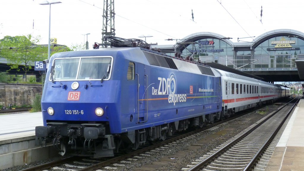 Die ZDF-Lok; 120-151 am DI 4.5.10 mit IC 2011 nach T�bingen bei Halt in Mainz Hbf.