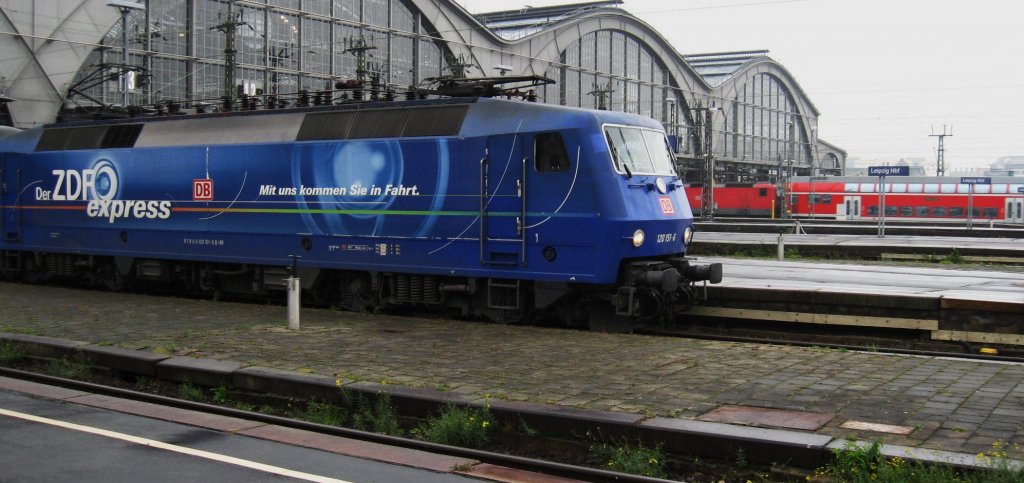 Die ZDF-Lok Steht mit ihrem IC 1846 im Vordergrund, whrend im Hintergrund die S-Bahn aus Halle einfhrt. 23.10.09
