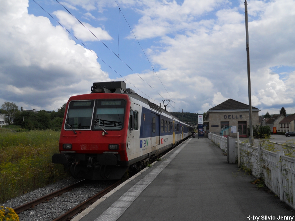 Die Zeit als in Delle noch ''g'ysebhnlet'' wurde sind definitiv vorbei. Whrend der RBDe 560 072-1 ''Vernayaz'' auf dem Gleis 1 als RE nach Biel wartet, ist im Hintergrund, die riesige Anlage der Gleise vllig berwachsen.