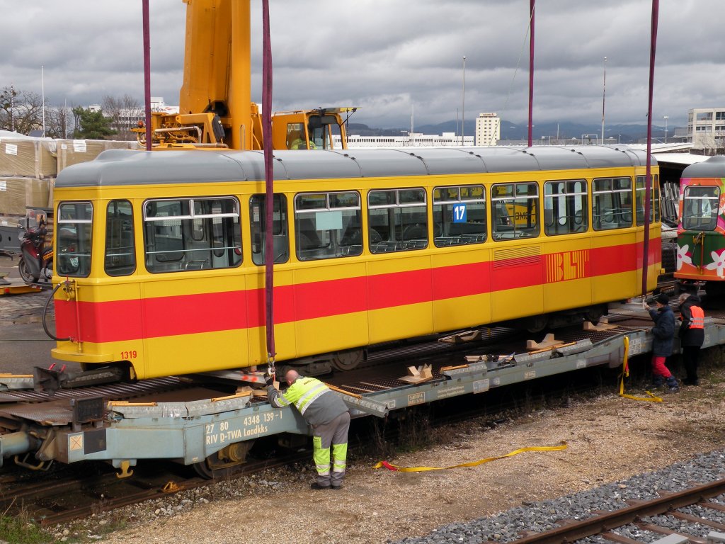 Die Zeit der Anhnger auf der Linie 17 ist vorbei. Am 04.12.2012 werden die letzten vier Anhnger im Dreispitz verladen und zur GSP nach Belgrad gefahren. Auf dem Bild: B 1319 auf dem Bahnwagen. Die Aufnahme stammt vom 04.12.2012.