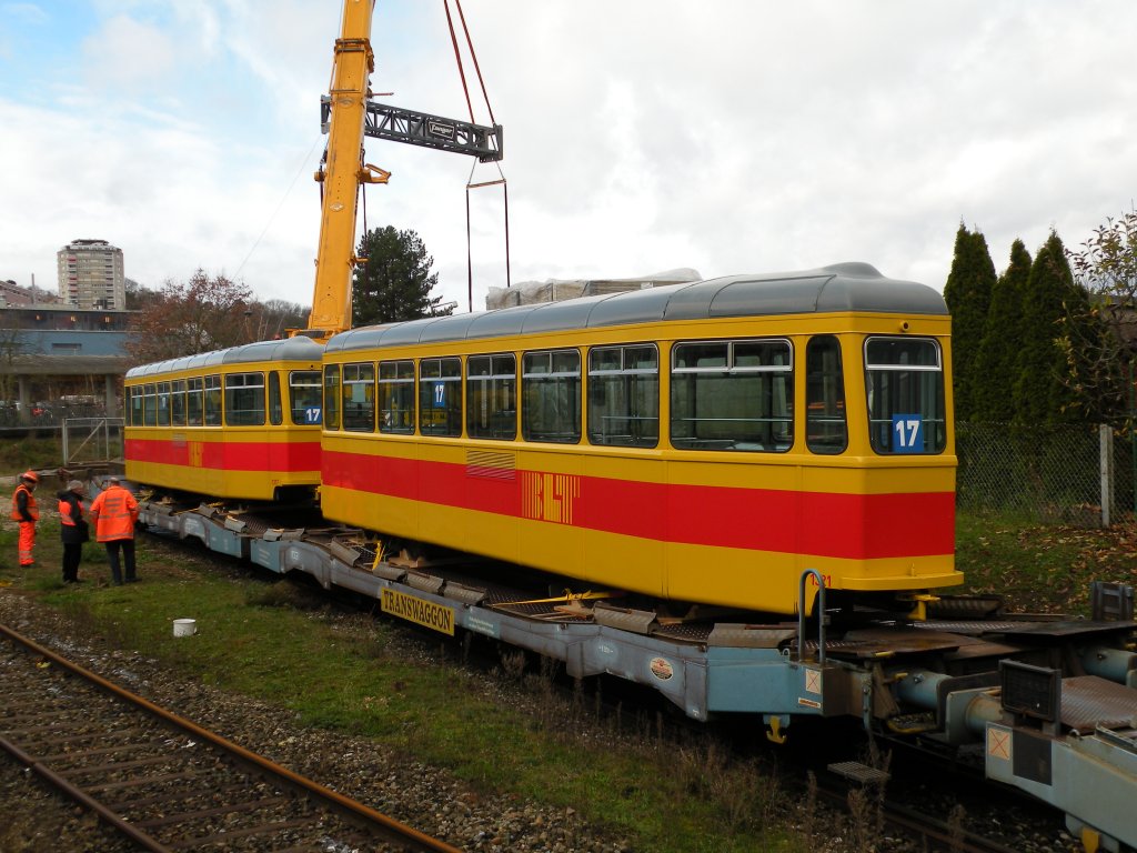 Die Zeit der Anhnger auf der Linie 17 ist vorbei. Am 04.12.2012 werden die letzten vier Anhnger im Dreispitz verladen und zur GSP nach Belgrad gefahren. Auf dem Bild: B 1321 und B 1317 sind verladen. Die Aufnahme stammt vom 04.12.2012.