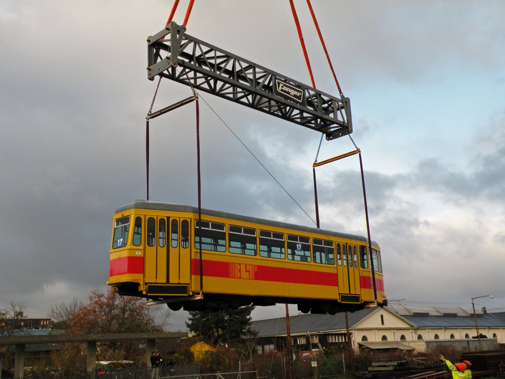 Die Zeit der Anhnger auf der Linie 17 ist vorbei. Am 04.12.2012 werden die letzten vier Anhnger im Dreispitz verladen und zur GSP nach Belgrad gefahren. Auf dem Bild: B 1321 am Hebekran. Die Aufnahme stammt vom 04.12.2012.