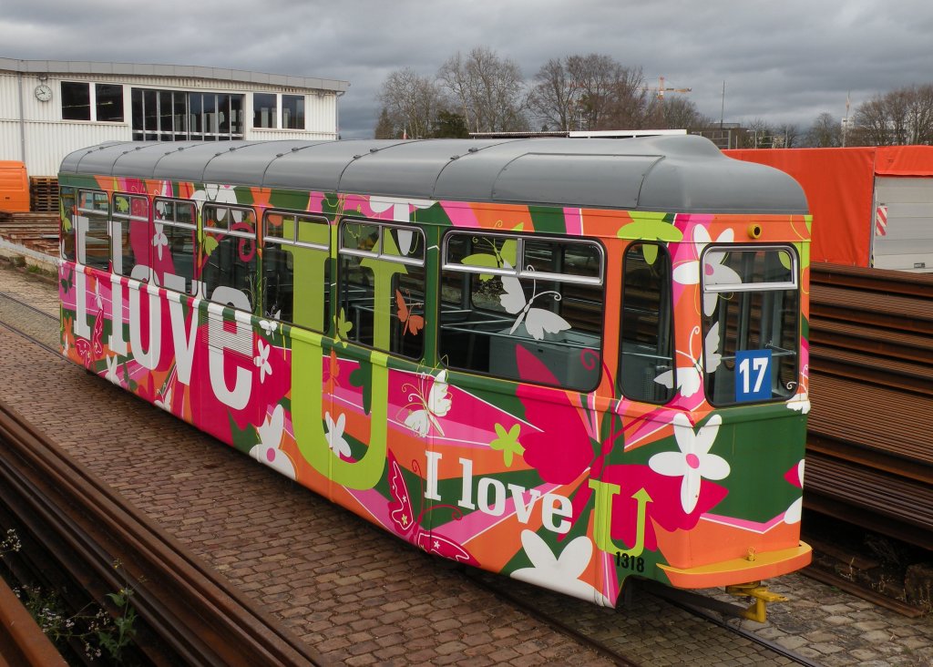 Die Zeit der Anhnger auf der Linie 17 ist vorbei. Am 04.12.2012 werden die letzten vier Anhnger im Dreispitz verladen und zur GSP nach Belgrad gefahren. Auf dem Bild: B 1318 mit der U-Abo Werbung ist bereit um vom Ladekran aufgenommen zu werden. Die Aufnahme stammt vom 04.12.2012.
