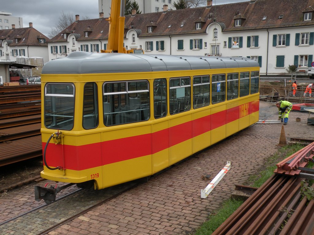 Die Zeit der Anhnger auf der Linie 17 ist vorbei. Am 04.12.2012 werden die letzten vier Anhnger im Dreispitz verladen und zur GSP nach Belgrad gefahren. Auf dem Bild: B 1319 ist bereit um vom Ladekran aufgenommen zu werden. Die Aufnahme stammt vom 04.12.2012.
