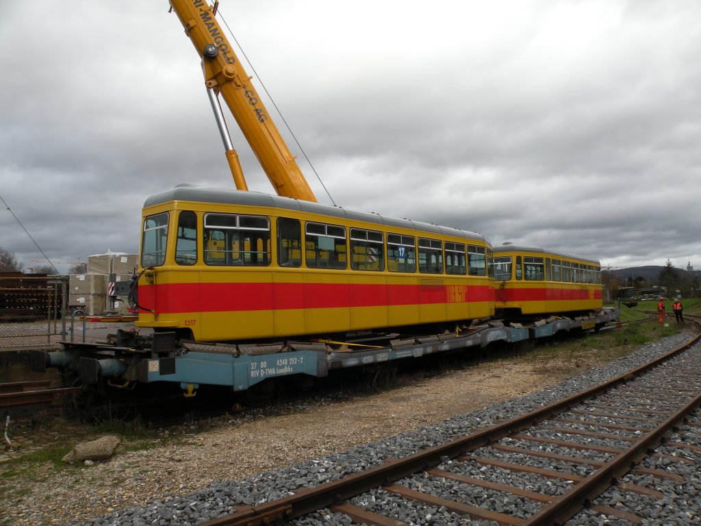 Die Zeit der Anhnger auf der Linie 17 ist vorbei. Am 04.12.2012 werden die letzten vier Anhnger im Dreispitz verladen und zur GSP nach Belgrad gefahren. Auf dem Bild: B 1317 und B 1321 sind verladen. Die Aufnahme stammt vom 04.12.2012.