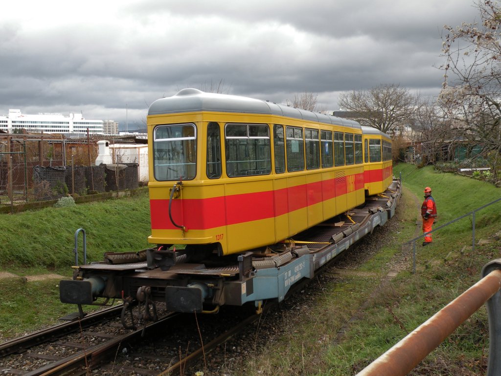 Die Zeit der Anhnger auf der Linie 17 ist vorbei. Am 04.12.2012 werden die letzten vier Anhnger im Dreispitz verladen und zur GSP nach Belgrad gefahren. Auf dem Bild: B 1317 und B 1321 sind verladen und die Reise nach Belgrad beginnt. Die Aufnahme stammt vom 04.12.2012.