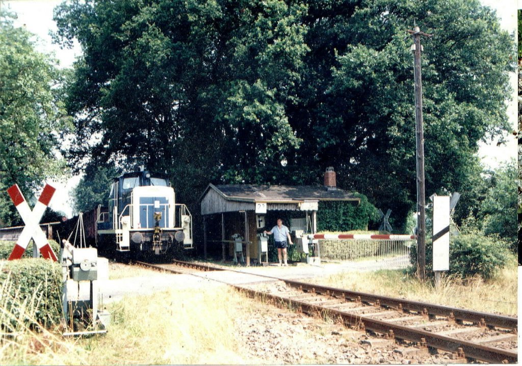 Die Zeiten ndern sich... Weder Gterzge,noch dieser Bahnbergang sind an dieser stelle noch zu beobachten..Mittlerweile wurde diese Stelle durch eine automatische Bahnbergangsanlage ersetzt..  (gesehen in Maria Veen,Juli 1994)