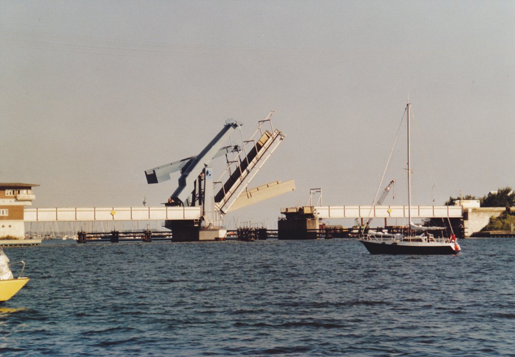 die Ziegelgrabenbrcke ber den Strelasund beim ffnen im Sommer 2005