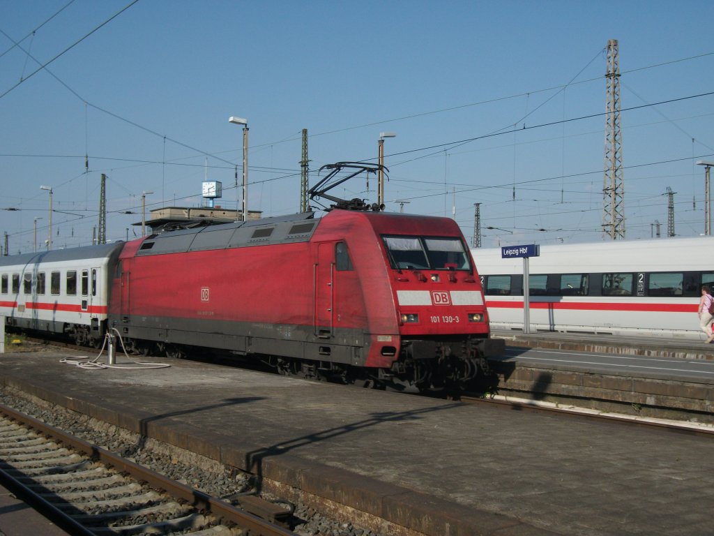 Die ziemlich dreckige 101 130-3 zog am 13.7.10 den IC 2871 aus Frankfurt(Main)Flughafen nach Dresden Hbf in den Leipziger Hbf. 