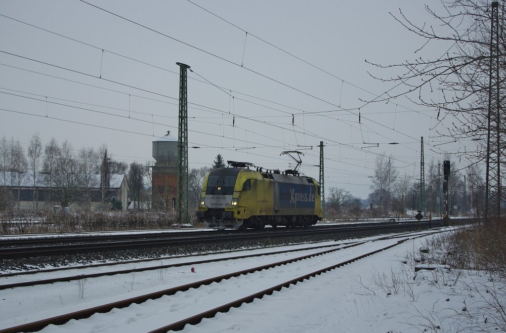Die ziemlich dreckige ES 64 U2-025 rauschte am 07.12.2010 Lz in Richtung Norden durch Eschwege West.