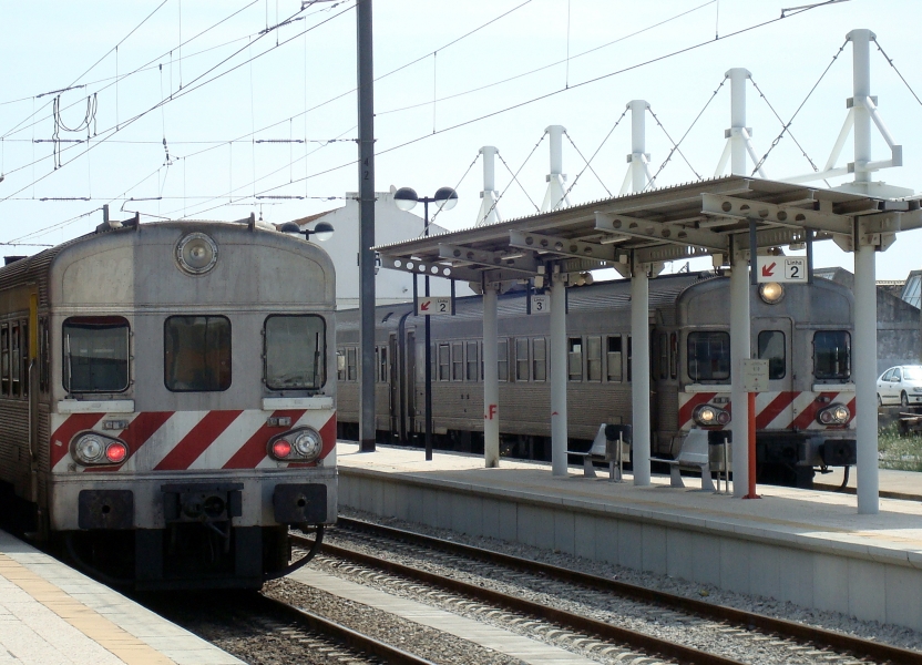 Die Z�ge von der Ost-Algarve - links im Bild - enden hier. Weiter nach Lagos im �u�ersten S�dwesten Portugals geht es vom Nachbargleis, aber wann... Direkte Anschlussz�ge gibt es leider nicht. 23.9.2008