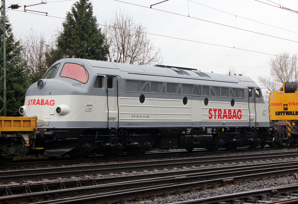 Die im Zug befindliche Strabag 227 007-2 in Linz(Rhein) am 17.03.2013