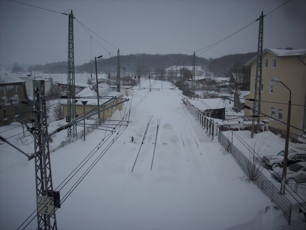 Die zugeschneite Ausfahrt in Bergen/Rgen in Richtung Sassnitz/Mukran und Binz am 30.Januar 2010.Es sind keine Skispuren es ist die zugewehte Hauptstrecke. 