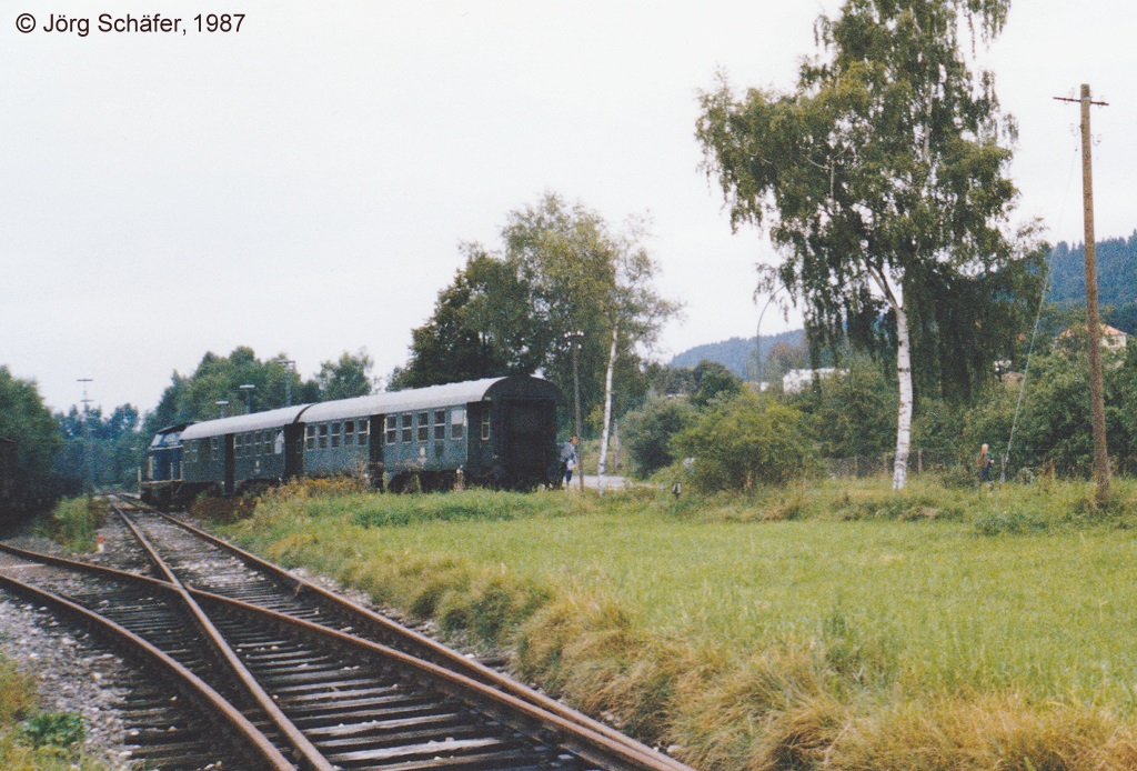 Die Zuggarnitur bernachtete im  alten  Beilngrieser Bahnhof, der 200 Meter nher zur Ortsmitte lag. 211 201 schiebt ihre Wagen im September 1987 dorthin. Im Vordergrund das Gleis Richtung Eichsttt, das nur noch bis zum BayWa-Anschluss genutzt wurde.