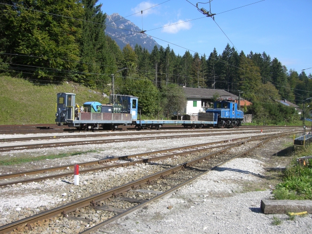 Die Zugspitzbahn ist ein richtige kleine Bahn, mit nicht nur Personenverkehr.Im BW Grainau wird ein Gterzug zusammengestellt, 27.Sep.2009
