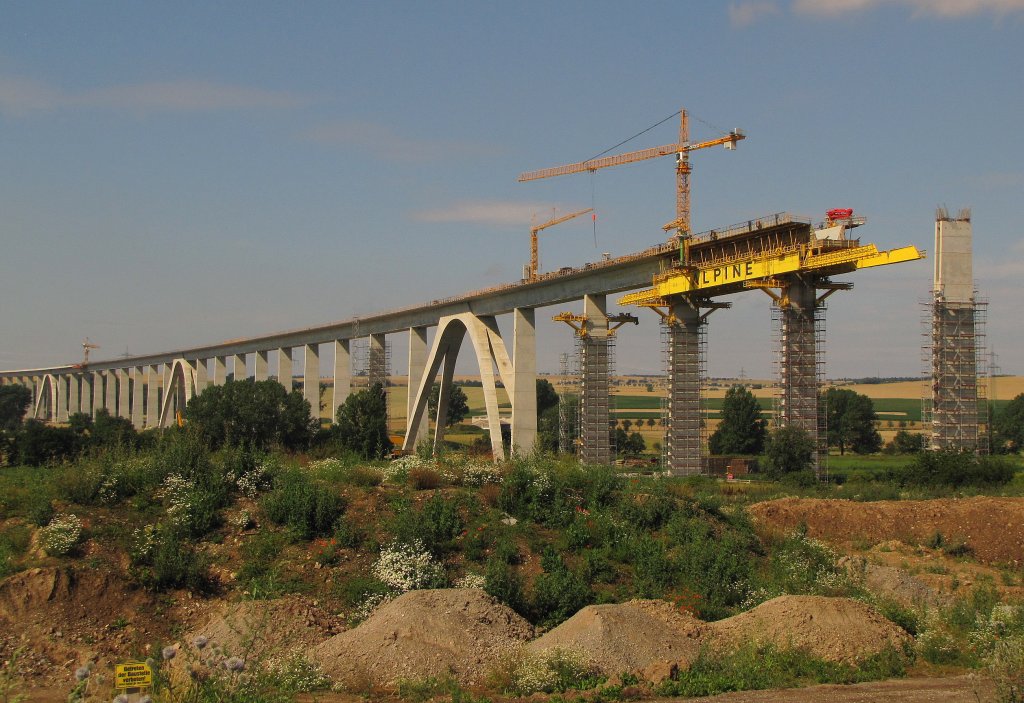 Die zuknftige Unstruttalbrcke der Neubaustrecke Erfurt - Leipzig/Halle bei Karsdorf, die schon ca. 75 % des Tals berspannt; 09.07.201