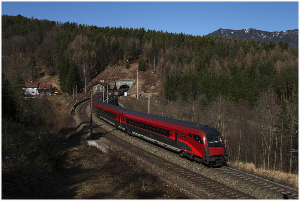 Die Zukunft am Berg - 1116 228 schiebt railjet 533 (Wien Meidling - Villach) �ber das H�llgraben Viadukt nahe Pettenbach. 
16.3.2012