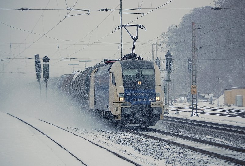 Die zur Zeit für die HGK fahrende ES 64 U2-024 am 31.01.2010 bei starken Schneefall in Kreiensen, mit einem Kesselwagenzug