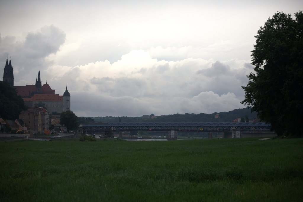 Die zur Zeit in der Sanierung befindliche Elbbrcke bei Meien. Gewitterstimmung am 08.04.2013  um 18:55 Uhr.