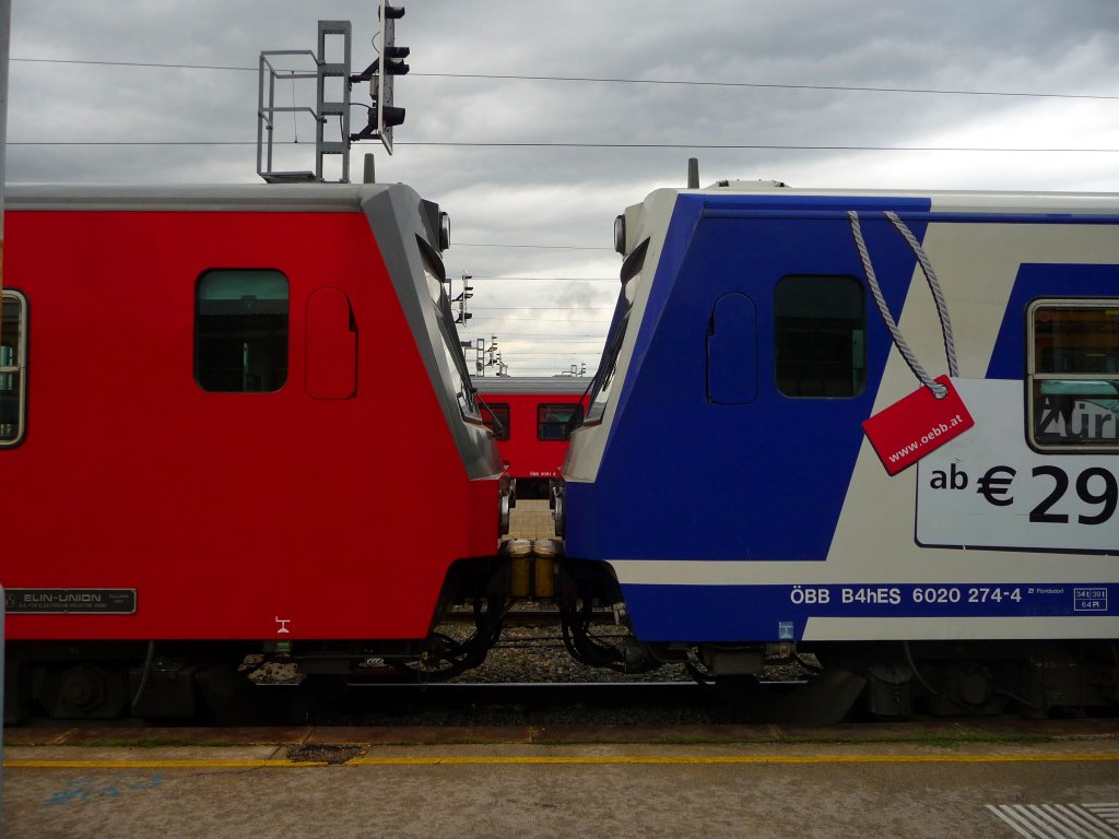 Die zwei aktuellen Farbschemen auf einem Bild: Die 4020.320 und die 4020.274 warten als Doppelgarnitur am Ostbahnhof auf die Abfahrt. (29.07.2010)