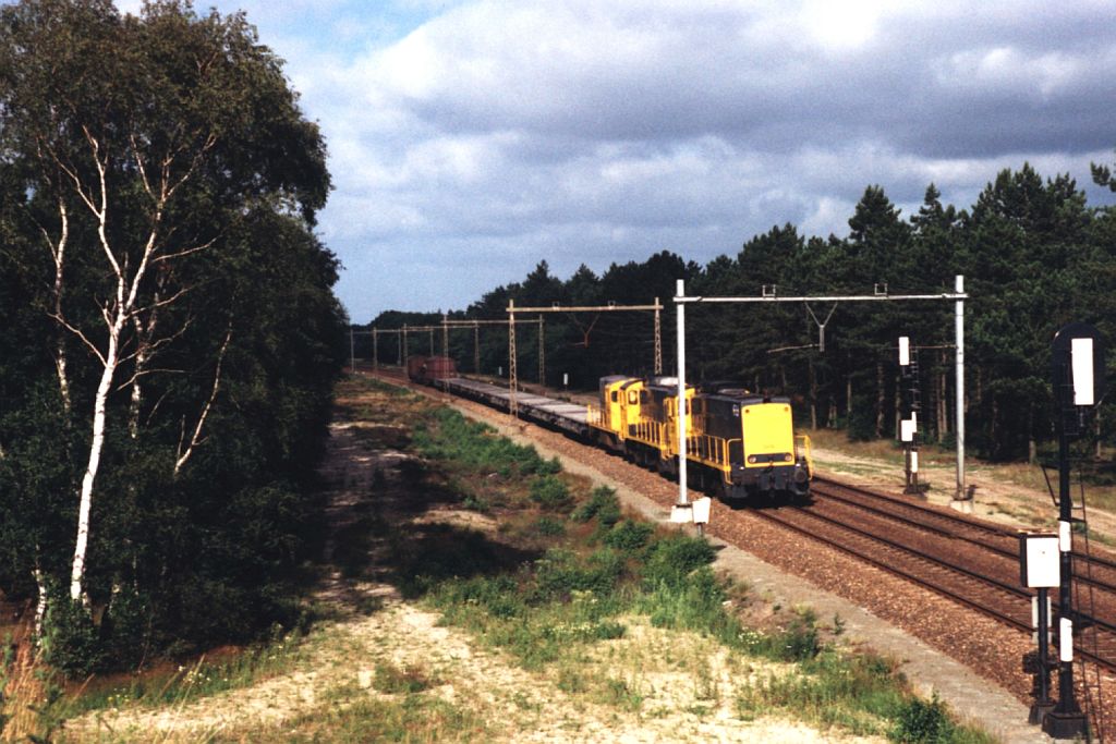 Die zwei alte Diesellokbaureihen in eines Zug. Die 2216, eine Schwestermaschine und eine 2400 mit Gterzug 59602 Zwolle-Amersfoort bei Nunspeet am 19-7-1990. Bild und scan: Date Jan de Vries.