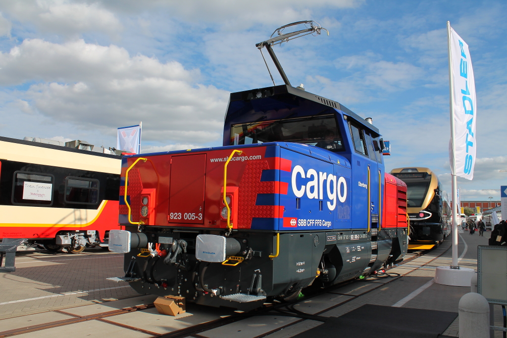Die Zwei-Frequenz Hybrid Lokomotive  der SSB Cargo 923 005-3 auf der InnoTrans 2012 am 23.09.2012 in Berlin. 15 kV/16,7 Hz und 25 kV/50 Hz, 1500 kW und 290 kW im Dieselbetrieb. Aussteller ist die Stadler Rail Group.
