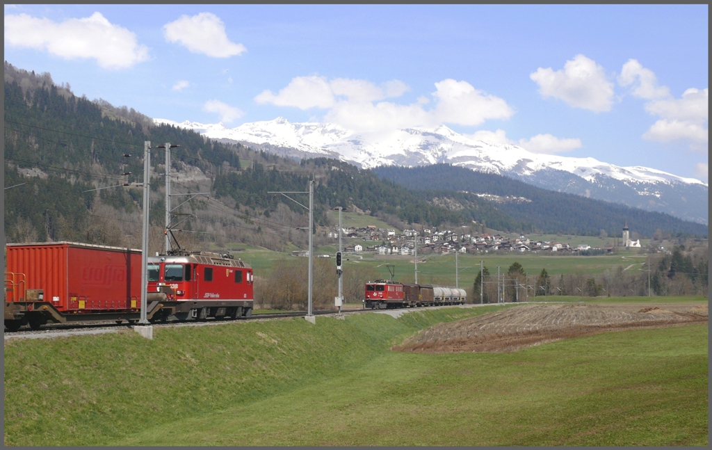 Die zwei nachmittglichen Gterzge kreuzen sich auch Castrisch. Ge 4/4 II 628  S-Chanf  fhrt Mineralwasser talwrts, whrend Ge 6/6 II 705 *Pontrsina  Zement fr den Gotthardbasistunnel nach Disentis bringt. (08.04.2010)