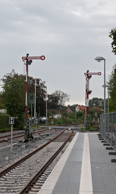 Die zwei nrdlichen Ausfahrsignale im Bahnhof Schneverdingen. Das Foto entstand am 27. August 2011 vom neuen Bahnsteig auf Gleis 2, welcher den alten Mittelbahnsteig ablste.