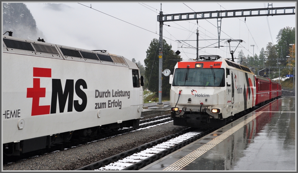 Die zwei weissen Ge 4/4 III 643  Vals  und 649  Lavin  mit den RE 1132 und 1129 begenen sich in Filisur. Die beiden grssten Firmen in Graubnden, die Ems Chemie und die Holcim, verwenden die gleiche Farbkombination rot/schwarz auf weiss. (10.10.2011)