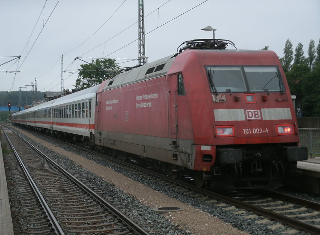 Die zweitlteste 101 als Schlulok,am 02.Juli 2011,im IC 2353 Erfurt-Binz,beim Halt in Bergen/Rgen.Zuglok war 115 383.