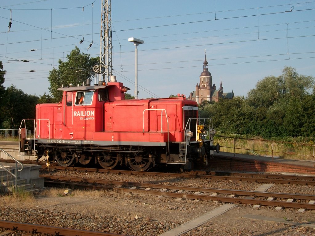 Die zweitlteste noch in Betrieb befindliche Seddiner 363 042,vor der Kulisse der Marienkirche,am 31.Juli 2010, im Stralsunder Hbf.