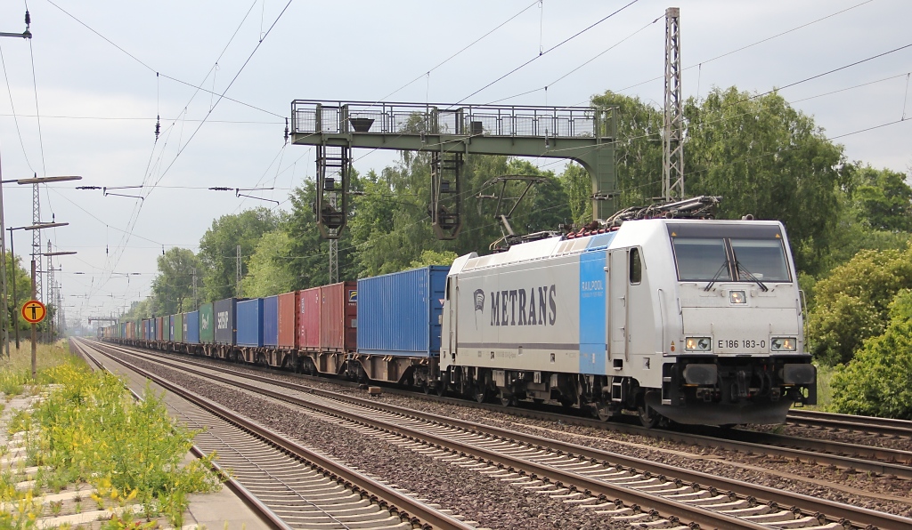 Die zweite Metrans Railpool 186er, 186 183-0 mit Containerzug Richtung Wunstorf, lie nicht lange auf sich warten. Aufgenommen am 07.06.2012 in Dedensen-Gmmer.