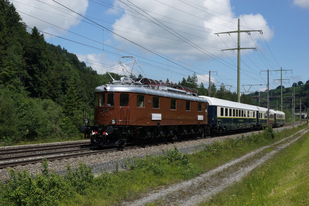 Die zweite noch erhalten gebliebene Ae 6/8 gehrt dem privaten Verein  Swisstrain  Auch diese Lok nahm am 30.06.2013 am Jubilumsfest in Frutigen Teil. Das Bild mit dieser wunderschnen Lok und den drei Salonwagen ist in Mlenen entstanden.