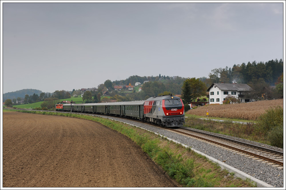 Die zweite Pendelfahrt mit 218 256 am 16.10.2010 ging von Lieboch aus nach Preding als Spz 8517, hier im Oisnitzgraben kurz nach der Haltestelle Oisnitz-St. Josef.
