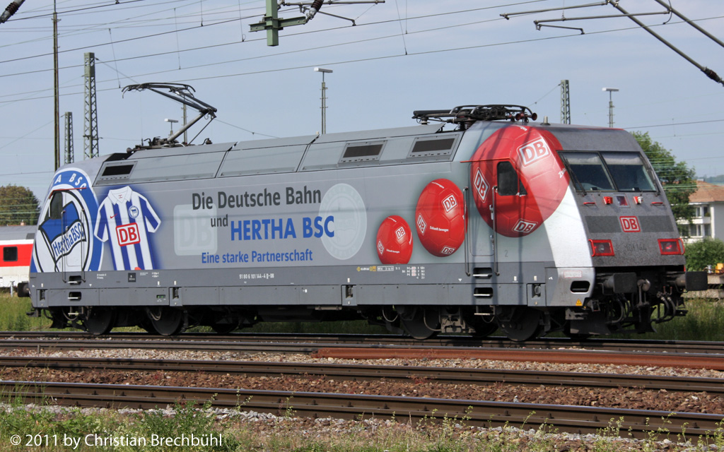 Die zweite Seite der BR 101 144-4 der DB welche fr Herta BSC gesponsort durch die Deutsche Bank nur noch ein paar hundert Meter bis zum Bad Bhf Basel am 2. Mai 2011. 