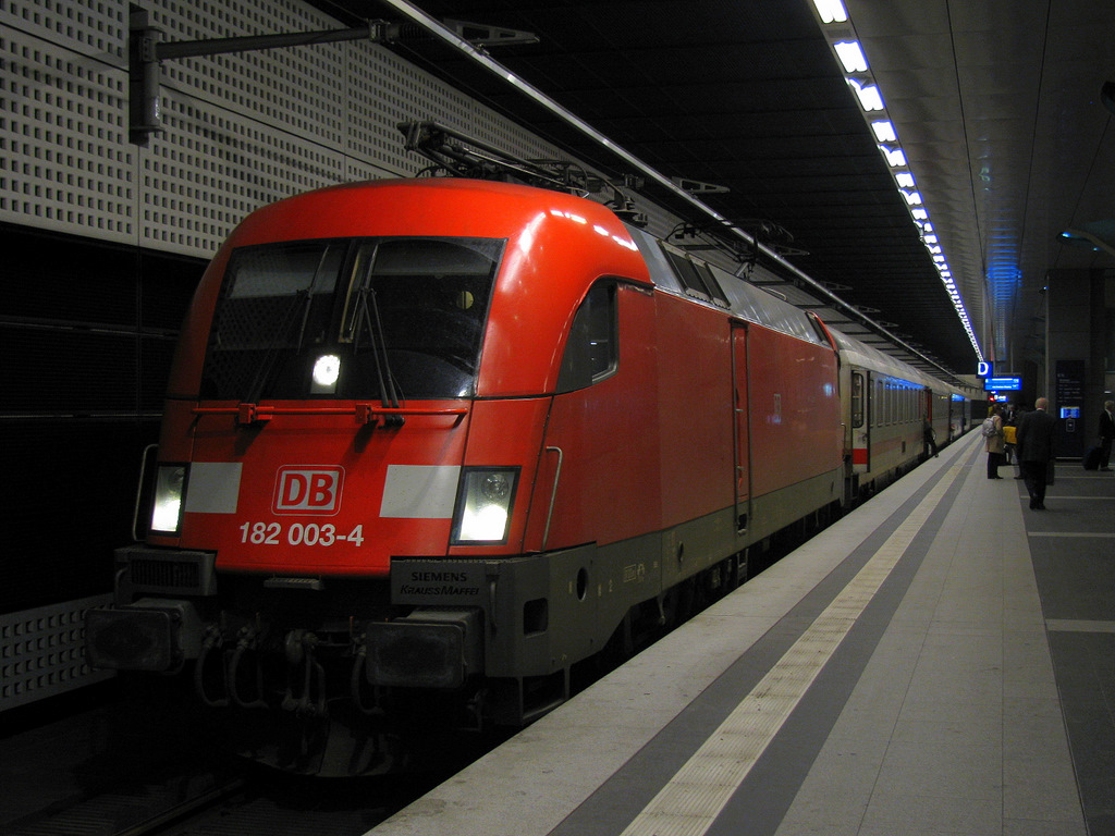 Die zweite Taurusleistung des 02.10. war der EC 340  Wawel  aus Krakau. Er erreichte soeben den Berliner Hbf. mit 20 Minuten Versptung und schon ffnen sich die Tren.