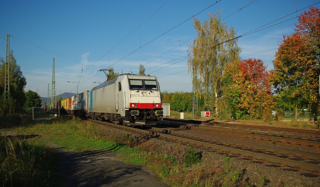 Die zweite weie Railpool-Blanko-Lok: 185 639-2. Hier mit Containerzug in Richtung Sden. Aufgenommen am 08.10.2010 am B Eltmannshausen/Oberhone.