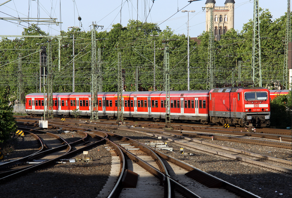 Die143045 zieht ihre S6 von Kln Nippes nach Essen durch Dsseldorf HBF am 1706.2013