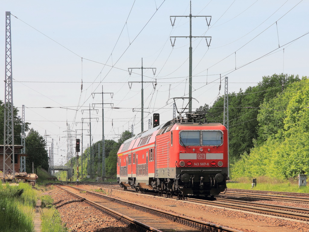 Diedersdorf am 14. Mai 2012, und  auf diesem Bild  hat 143 567-6 mit dem RB 22 von Potsdam nun Schlusslicht an. 
